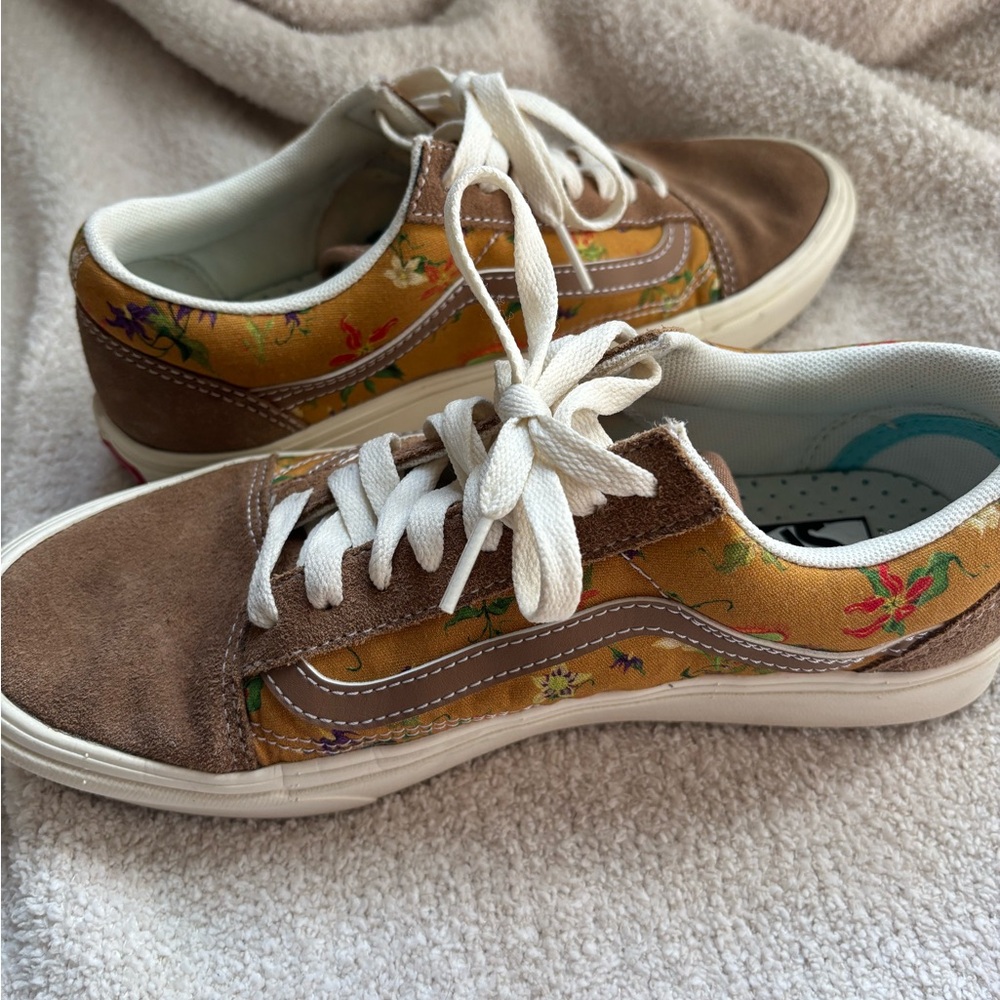 Vans ComfyCush Old Skool shoes in the Fatal Floral Golden Brown colorway - Picture 2 of 8